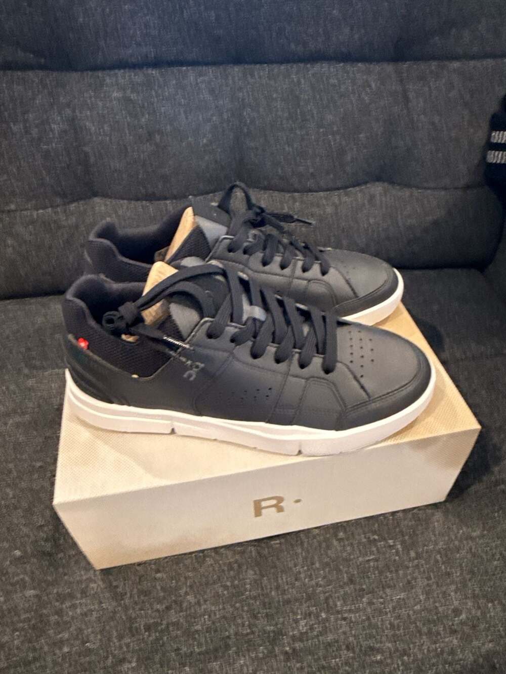 On Running THE ROGER Clubhouse Sneakers in Black/White Woman's size 8.5